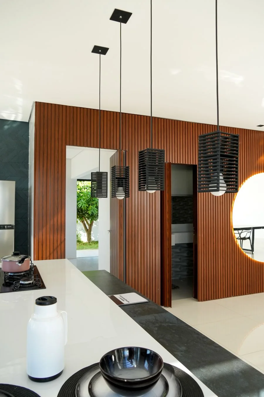 Cozinha com pendentes e painel ripado