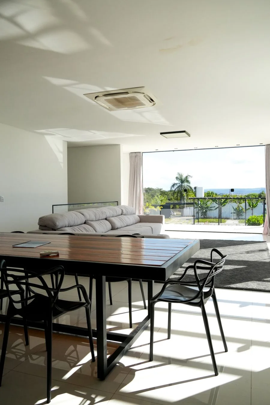 Sala de estar e jantar integradas com vista para o jardim
