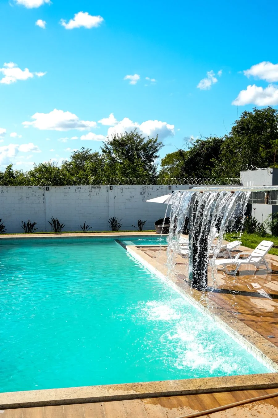 Piscina com cascata